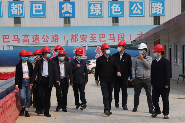 圖2:黃世勇(右四)一行在都巴高速調(diào)研.jpg